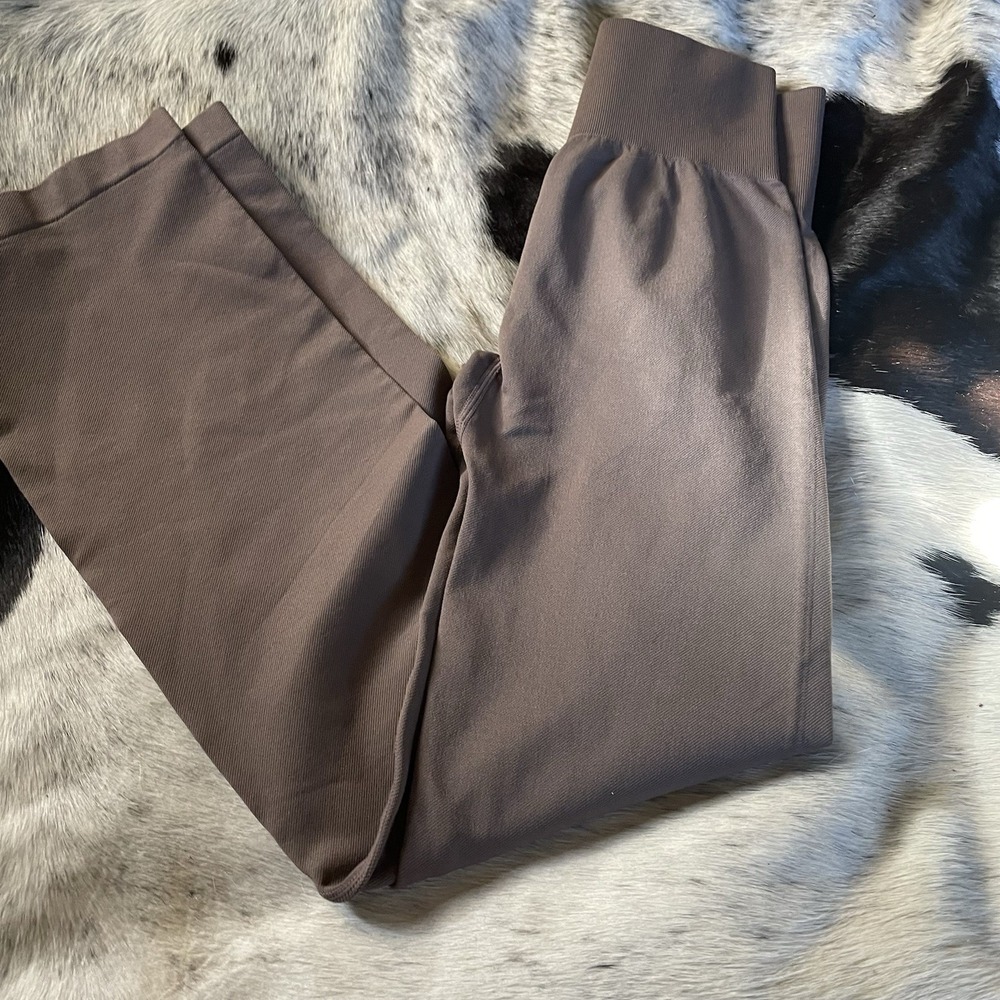 OQQ Medium M Tan Yoga Pants Compression
